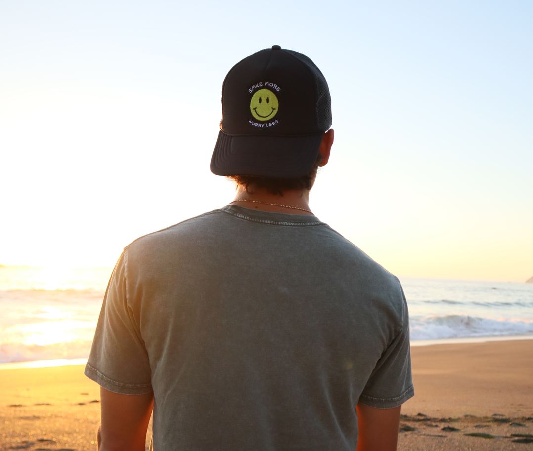 "SMILE MORE,WORRY LESS'' - TRUCKER HAT
